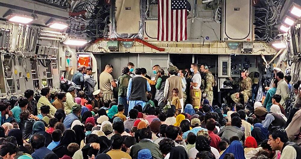   Más de 100.000 personas salieron de Afganistán, aunque otros miles se han quedado atrás en la intemperie.