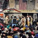 Más de 100.000 personas salieron de Afganistán, aunque otros miles se han quedado atrás en la intemperie.