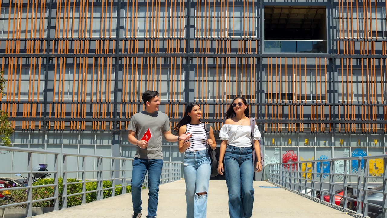 A través de la unidad de empleabilidad se tienden puentes de comunicación entre los egresados y los empresarios, lo cual propicia un mayor nivel de contrataciones.