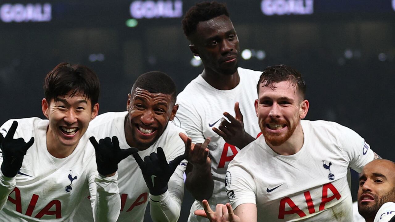 Tottenham Hotspur's South Korean striker Son Heung-Min (L) celebrates with teammates after scoring their third goal during the English Premier League football match between Tottenham Hotspur and Crystal Palace at Tottenham Hotspur Stadium in London, on December 26, 2021.
Adrian DENNIS / AFP