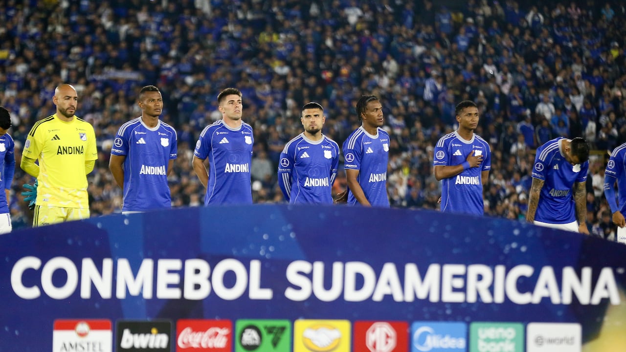 Jugadores de Millonarios en los actos protocolarios por Copa Sudamericana.
