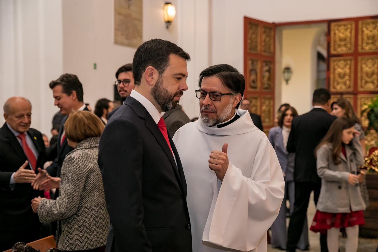 Carlos Fernando Galán participa en una eucaristía privada antes de su posesión.