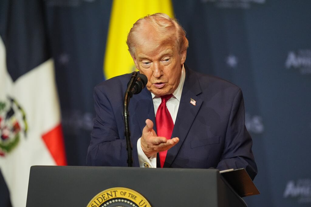 El presidente Donald Trump habla en la Cumbre del Escudo de las Américas, el sábado 7 de marzo de 2026, en el Trump National Doral Miami, Doral, Florida. (Foto AP/Rebecca Blackwell)