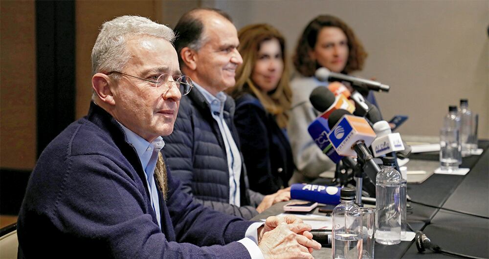 El Centro Democrático, que lidera el expresidente Álvaro Uribe y cuyo candidato presidencial es Óscar Iván Zuluaga, les pidió a sus militantes no participar en las consultas del 13 de marzo. Sin embargo, esa decisión desató tensiones dentro del partido.