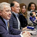 El Centro Democrático, que lidera el expresidente Álvaro Uribe y cuyo candidato presidencial es Óscar Iván Zuluaga, les pidió a sus militantes no participar en las consultas del 13 de marzo. Sin embargo, esa decisión desató tensiones dentro del partido.