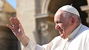 El papa Francisco condenó este miércoles los más recientes bombardeos de Rusia en territorio de Ucrania que ha dejado varios muertos y heridos, en lo que ha sido una nueva arremetida de tropas de ese país tras la invasión que se inició en febrero pasado. (Photo by Andreas SOLARO / AFP)