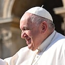 El papa Francisco condenó este miércoles los más recientes bombardeos de Rusia en territorio de Ucrania que ha dejado varios muertos y heridos, en lo que ha sido una nueva arremetida de tropas de ese país tras la invasión que se inició en febrero pasado. (Photo by Andreas SOLARO / AFP)