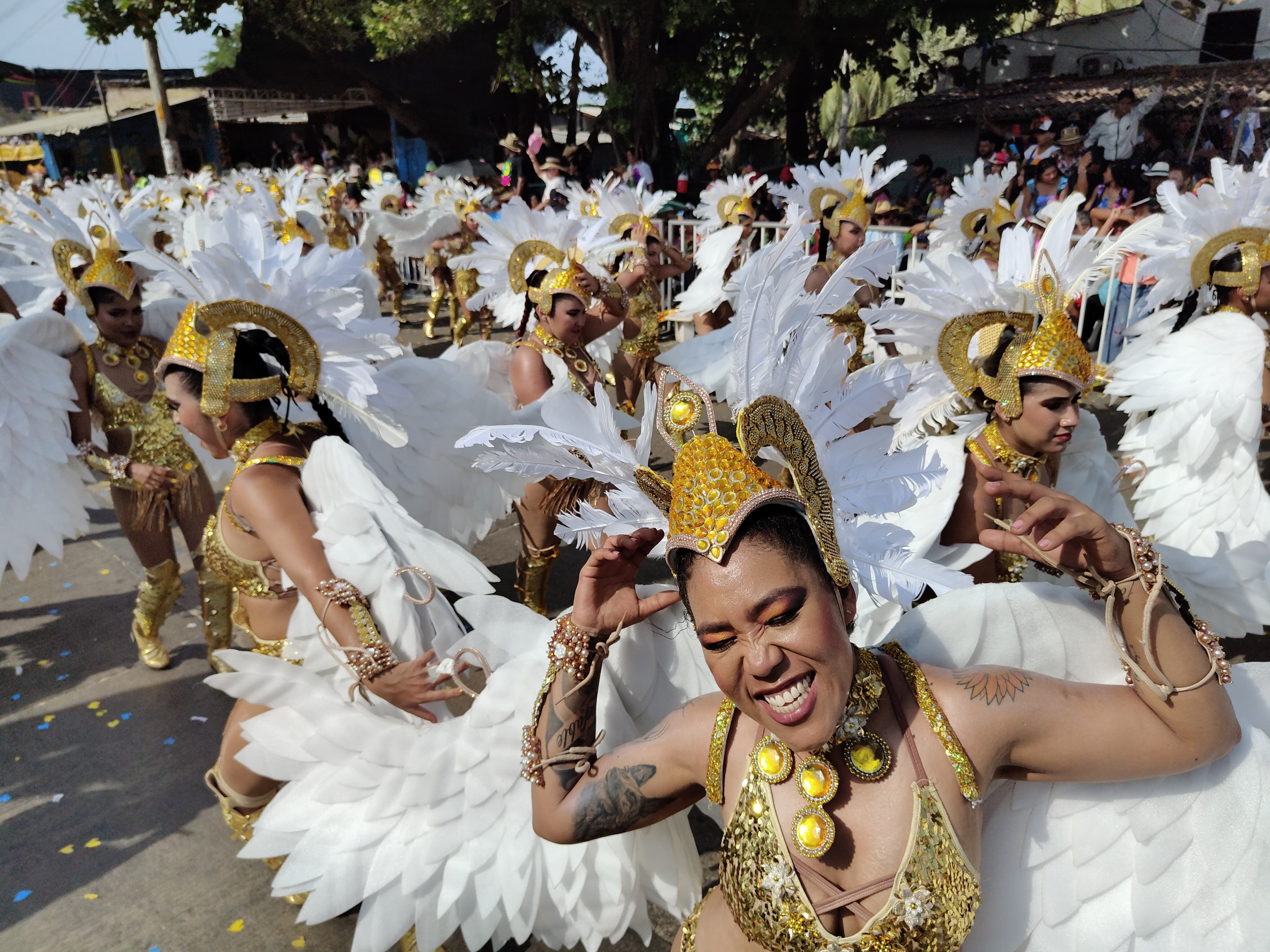 El carnaval de Barranquilla con  Batalla de flores dio inicio oficial a cuatro días de cultura, colorido, tradición, pero sobre todo una "gozadera total" para propios y extraños que en esta ocasión presentó una participación a  de 20 carrozas y estuvo a reventar en todo su recorrido por  la vía 40. foto José L Guzmán. El País.