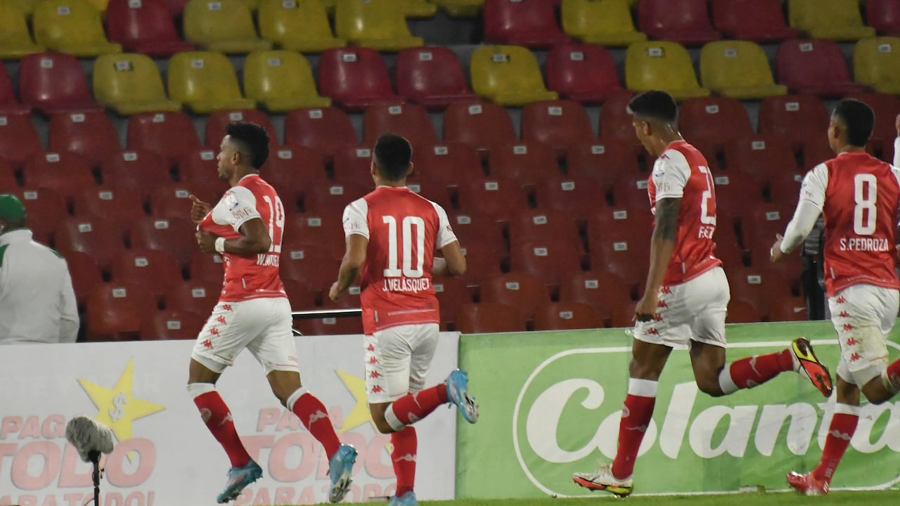 BOGOTA - COLOMBIA, 21-03-2022: Independiente Santa Fe y Atletico Bucaramanga, en partido de la fecha 12 por la Liga BetPlay DIMAYOR I 2022 en el estadio Nemesio Camacho El Campin de la ciudad de Bogota. / Independiente Santa Fe and Atletico Bucaramanga in a match of the 12th date for the BetPlay DIMAYOR I 2022 League at the Nemesio Camacho El Campin Stadium in Bogota city. / Photo: VizzorImage / Luis Ramirez / Staff.