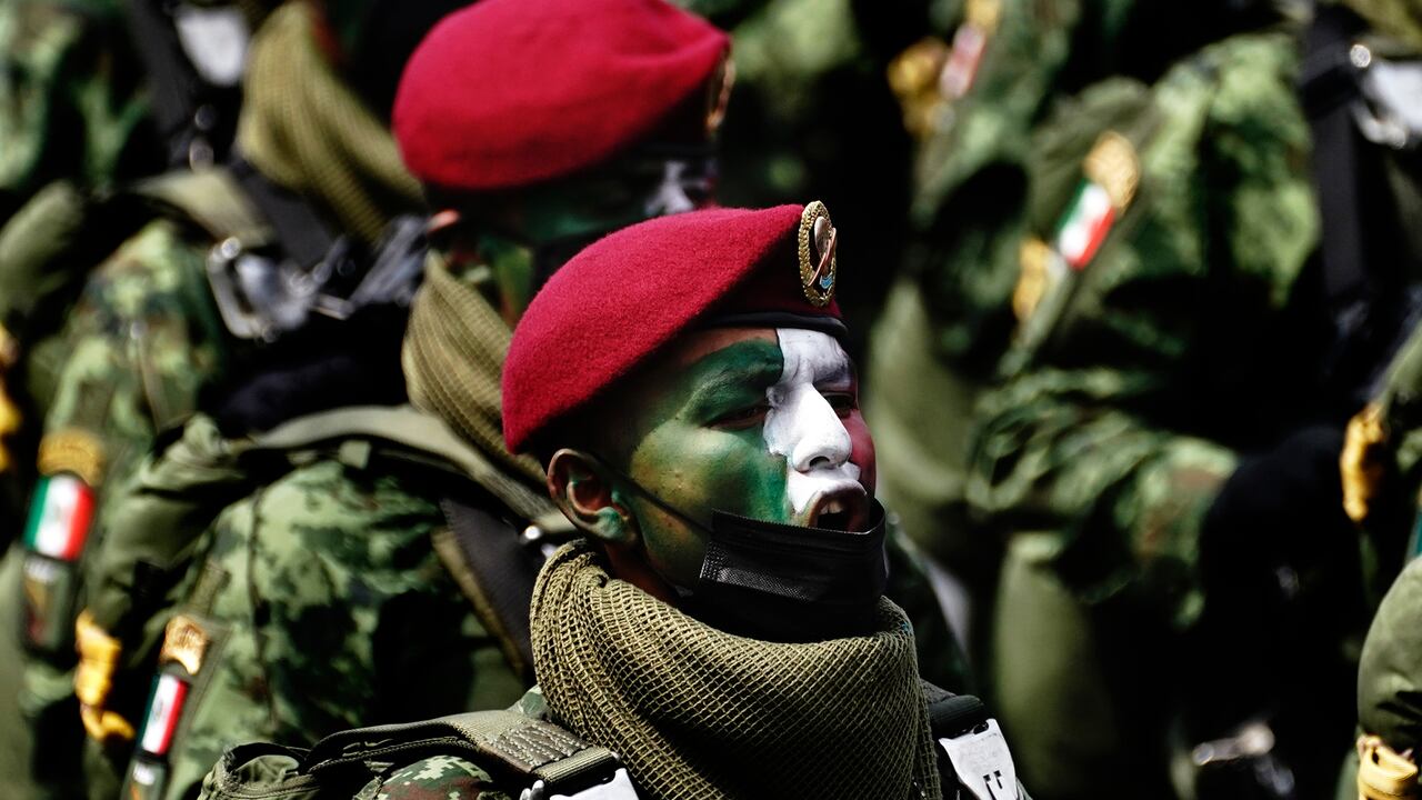 El ejército mexicano se defiende de las acusaciones de espionaje a periodistas y activistas. Foto: AP / Marco Ugarte