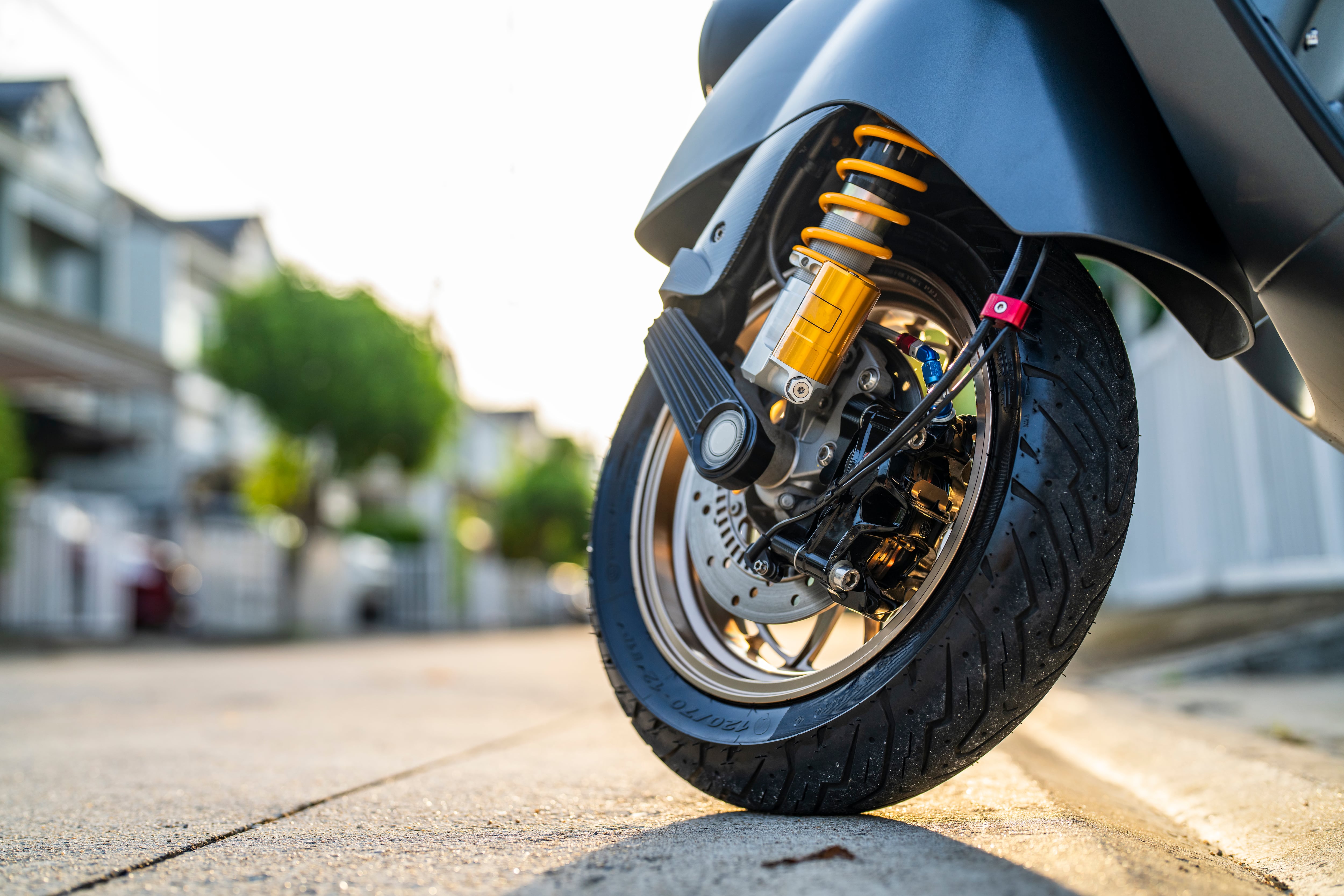 Conocer las ventajas y limitaciones de cada tipo de llanta puede ayudar a elegir la opción más adecuada para cada motocicleta.