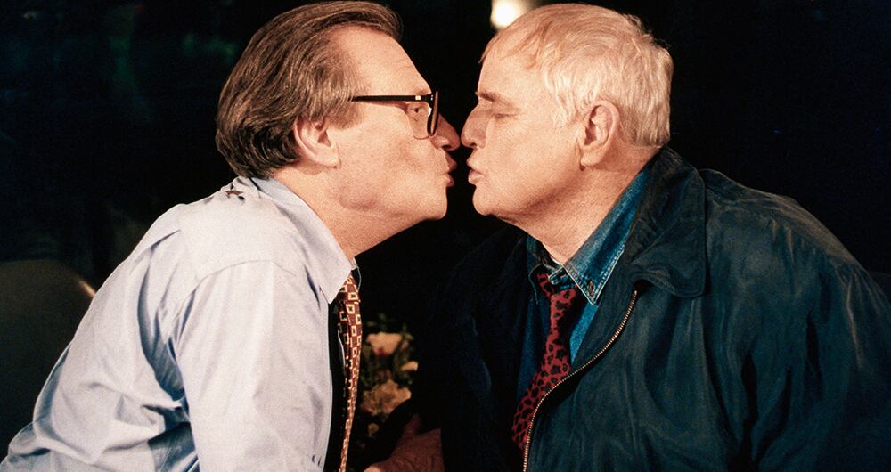  Larry King Live duró 25 años y fue el talk show más visto de la televisión y el de mayor éxito en la historia de CNN, con 1,5 millones de espectadores cada noche. Aquí, el icónico momento de su beso al aire con Marlon Brando, en 1994.
