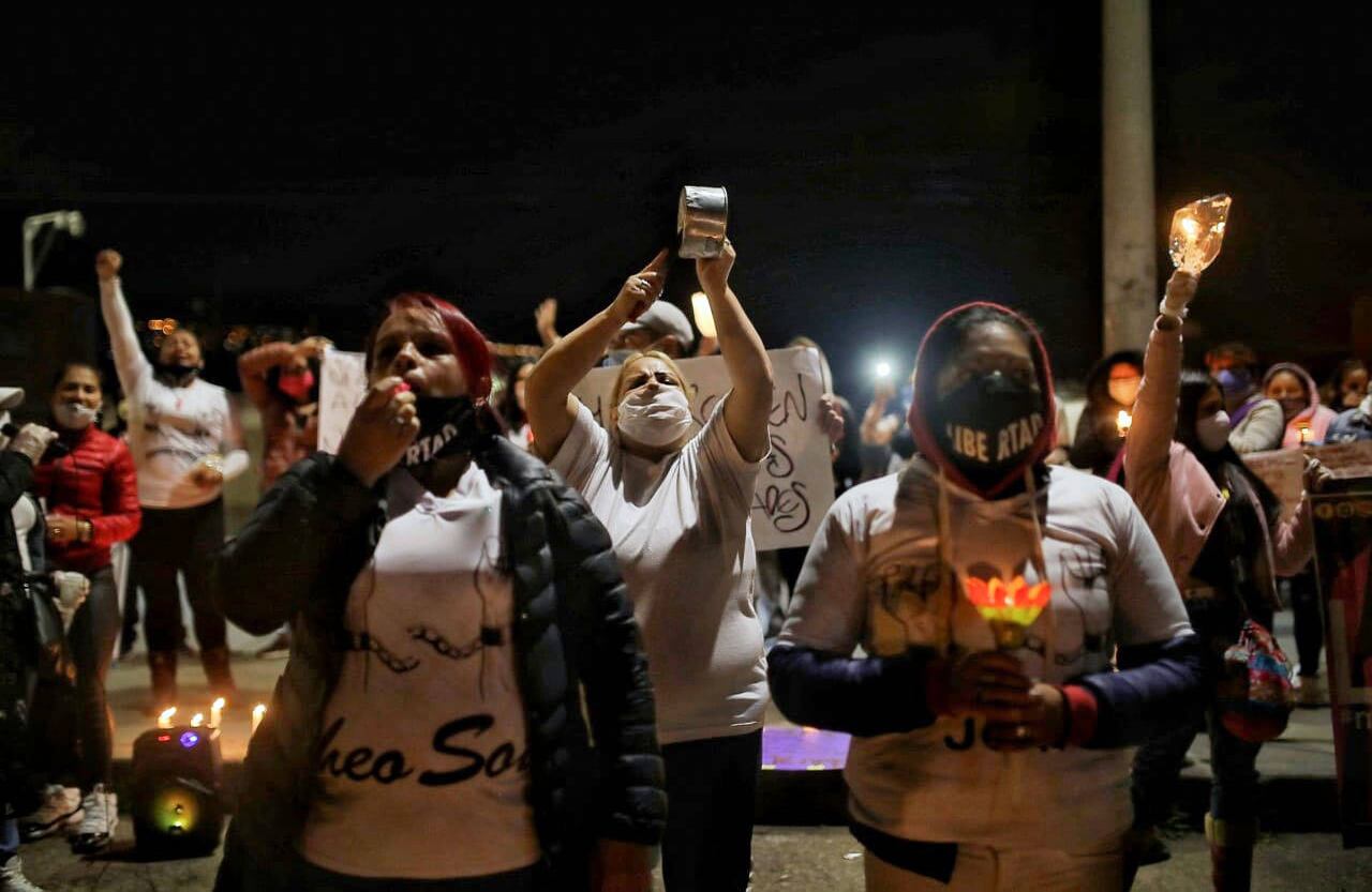 Pese a las restricciones decretadas para la movilidad y el desarrollo de este tipo de actividades, varias personas se reunieron frente a La Picota sin guardar la distancia recomendada. Foto: Esteban Vega/SEMANA