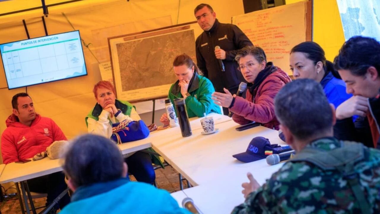 La alcaldesa de Bogotá, Claudia López, lideró un puesto de mando unificado en La Calera luego de la emergencia por la ola invernal.