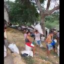 El hecho ocurrió a plena luz del día, en un punto del sector en el que se encontraron decenas de familias.