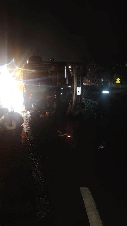 Bomberos atienden el siniestro vial.