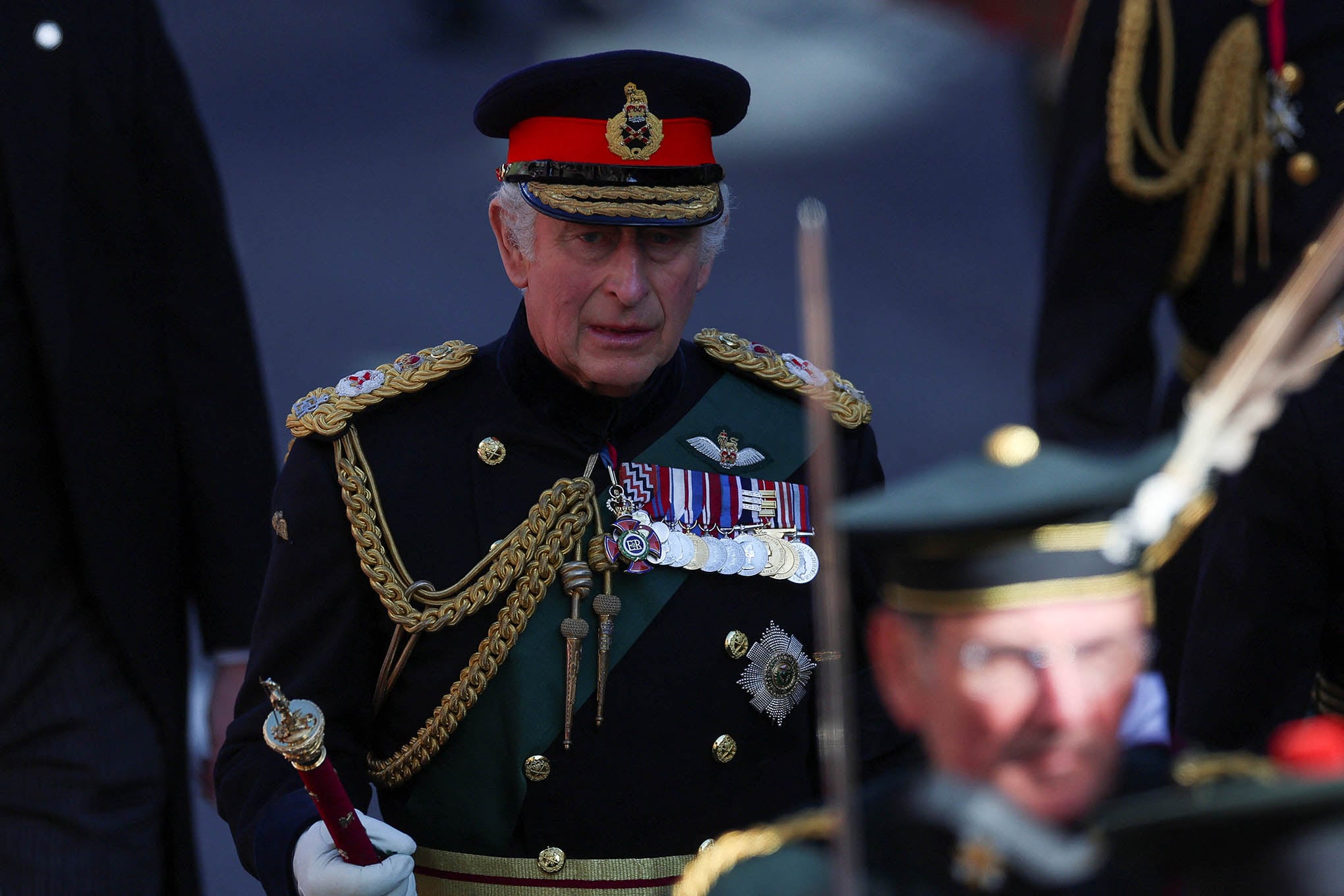 En imágenes : Los hijos de la reina Isabel escoltan el ataúd por Edimburgo