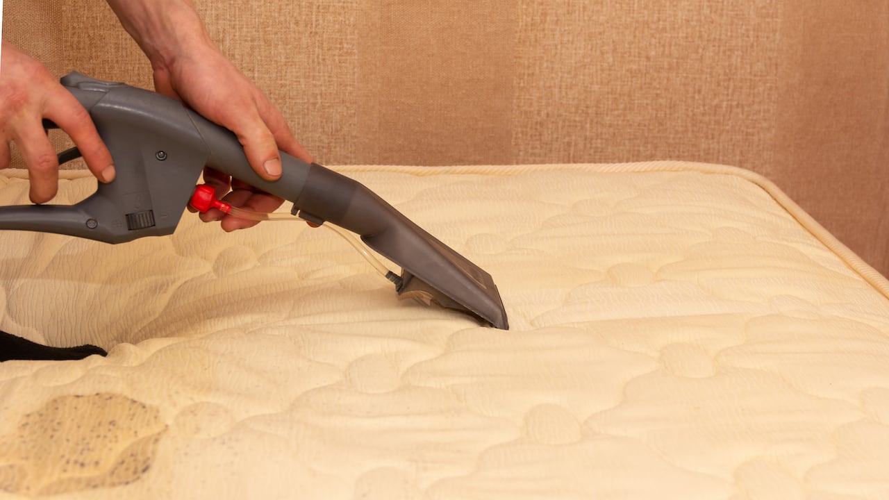 ¿Cómo quitar las manchas amarillas de los colchones con bicarbonato de sodio?