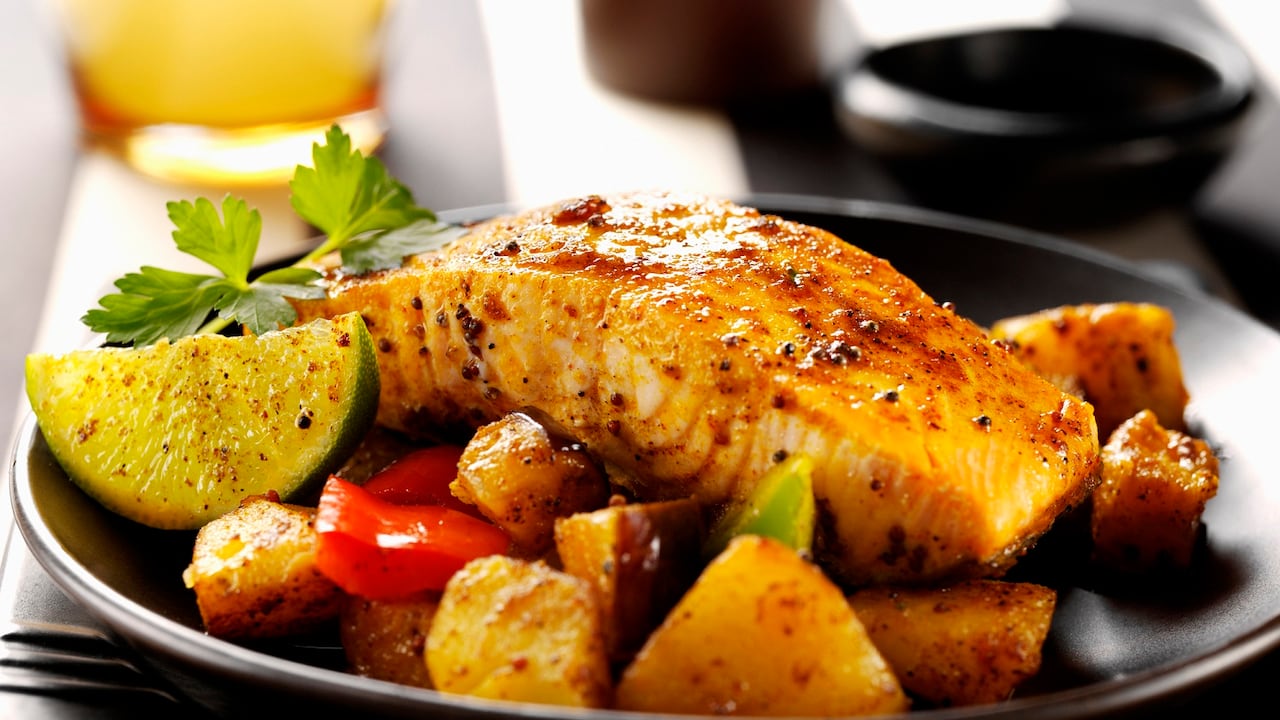 Los pescados grasos como el salmón son uno de los principales alimentos en los que se puede encontrar la vitamina D.