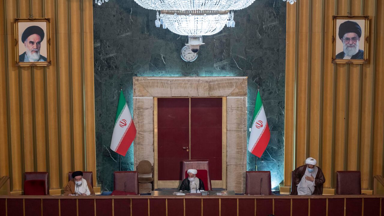 El ayatolá Ahmad Jannati (centro) pronuncia el discurso de apertura durante la reunión bianual de la Asamblea de Expertos de Irán en el antiguo edificio del Parlamento iraní