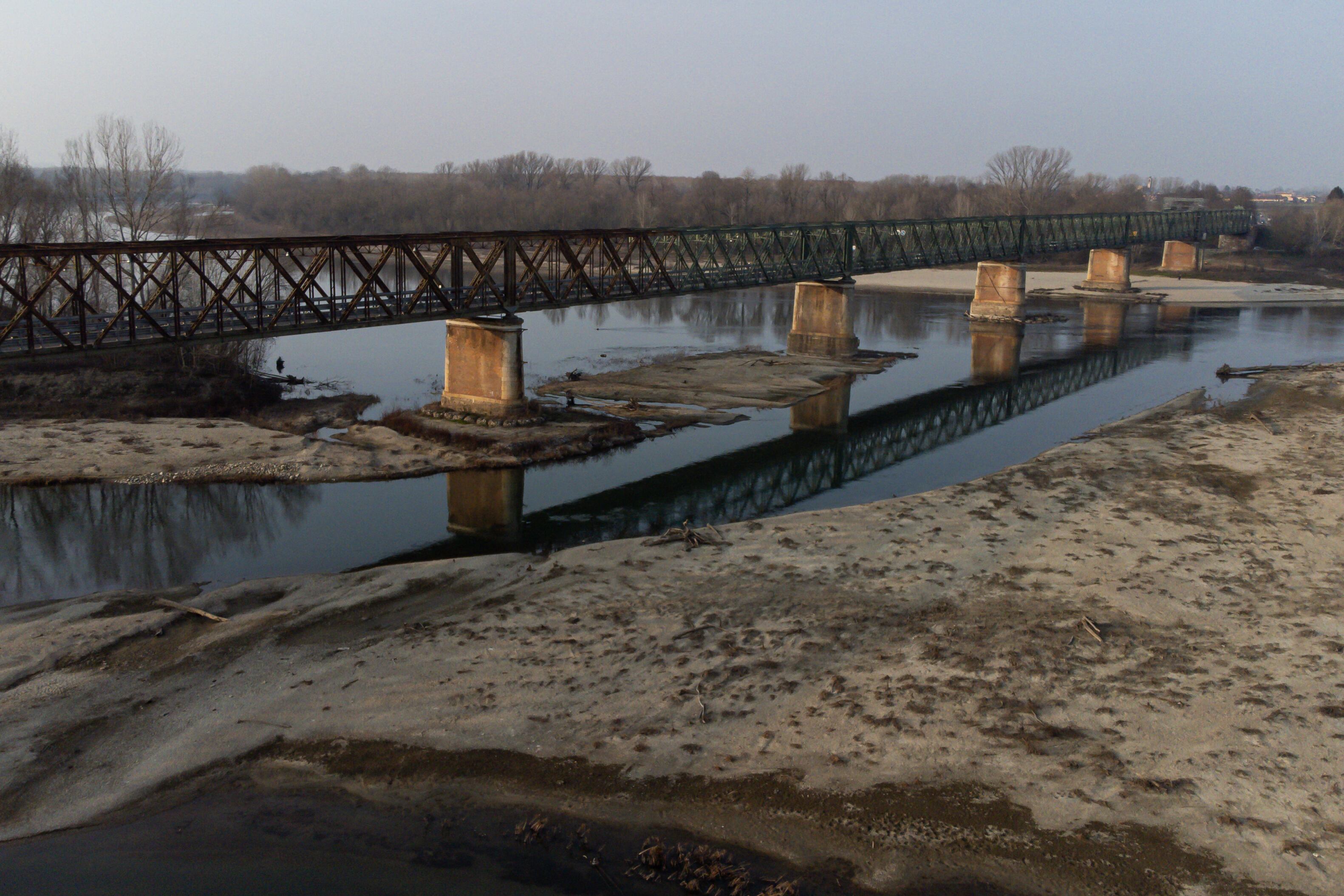 Una foto aérea muestra el lecho del río Po el 21 de febrero de 2023 en Ponte della Becca, en Linarolo, cerca de Pavía. - La falta de nieve en los picos de las montañas circundantes, la ausencia de lluvia durante las últimas seis semanas y las temperaturas suaves: este cóctel explosivo ha provocado que el nivel del agua del lago más grande de Italia caiga a su nivel más bajo en 30 años durante los meses de invierno. (Foto de Piero CRUCIATTI / AFP)
