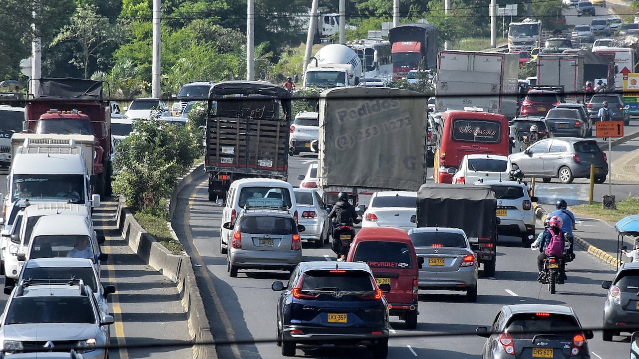 Trancón Vía Cali-Jamundí, por cambios de sentido vehicular en la Cra 122.