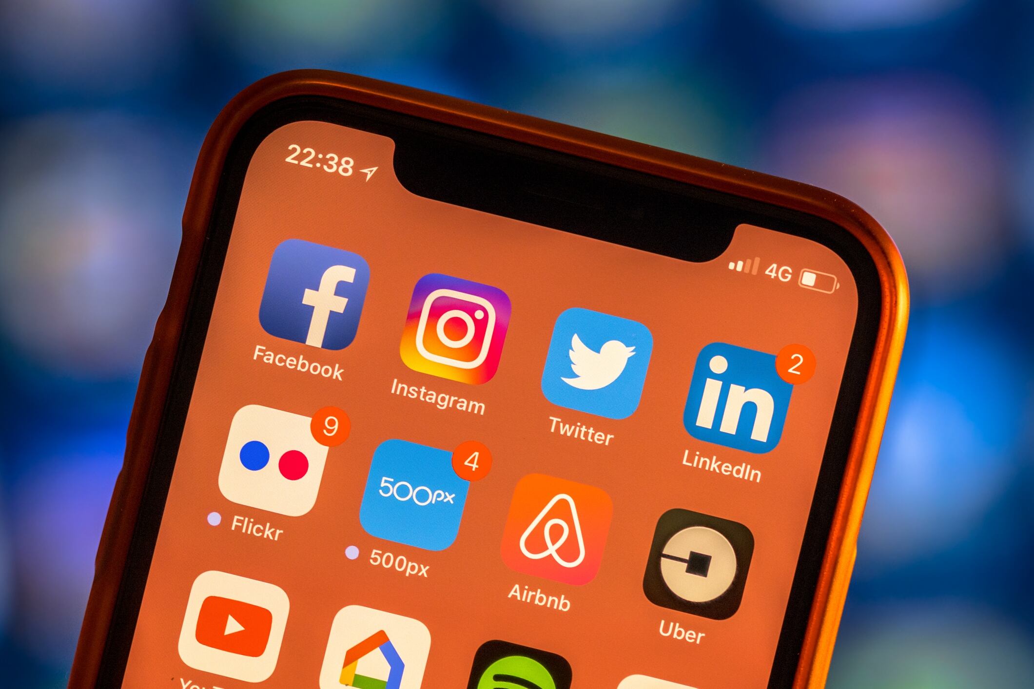 Airbnb es una plataforma digital que ofrece servicios de alojamiento. 
