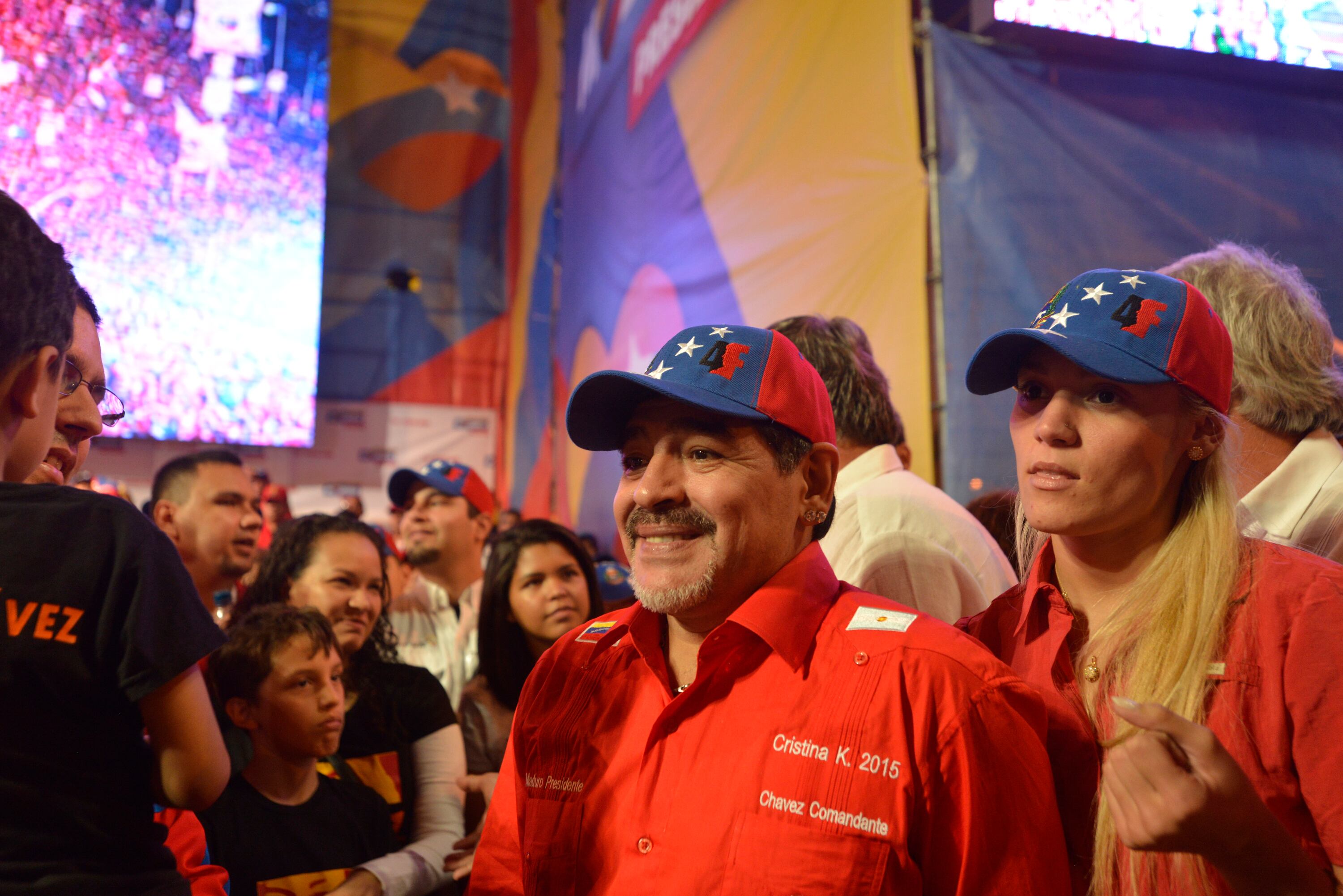 Diego Maradona asiste al mitin de cierre de campaña del candidato presidencial Nicolás Maduro el 11 de abril de 2013 en Caracas, Venezuela.