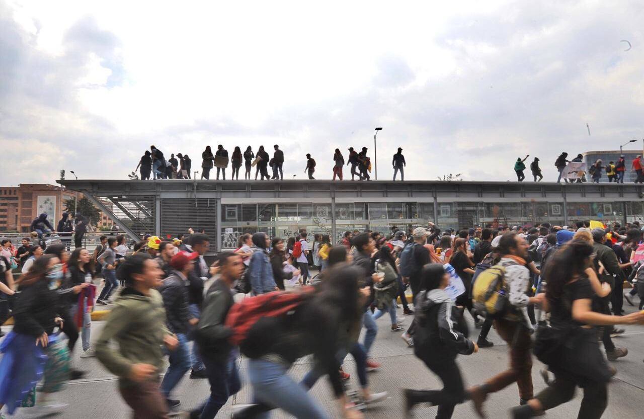 Entre el Esmad y los manifestantes hubo choques en distintas partes de Bogotá. Foto: Diana Rey Melo / SEMANA.