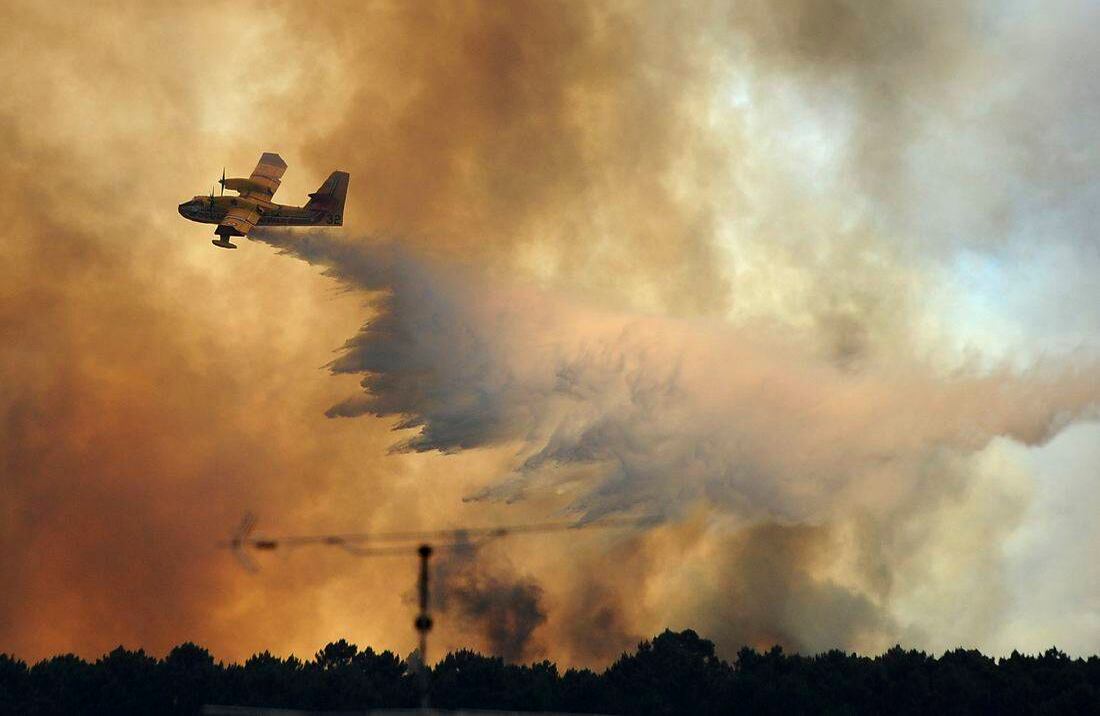 Más de 2.000 bomberos en Portugal lucharon el lunes para contener grandes incendios forestales en la región central del país, donde uno de ellos se encuentra en el centro de Portugal. El incendio mató decenas de personas, mientras que las autoridades fueron objeto de críticas por no hacer más para evitar la tragedia. (Foto AP / Paulo Duarte) 