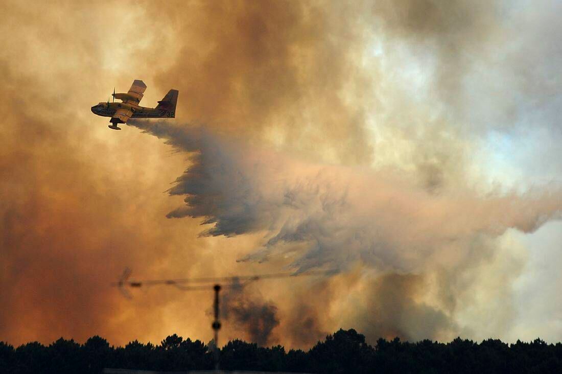 Más de 2.000 bomberos en Portugal lucharon el lunes para contener grandes incendios forestales en la región central del país, donde uno de ellos se encuentra en el centro de Portugal. El incendio mató decenas de personas, mientras que las autoridades fueron objeto de críticas por no hacer más para evitar la tragedia. (Foto AP / Paulo Duarte) 