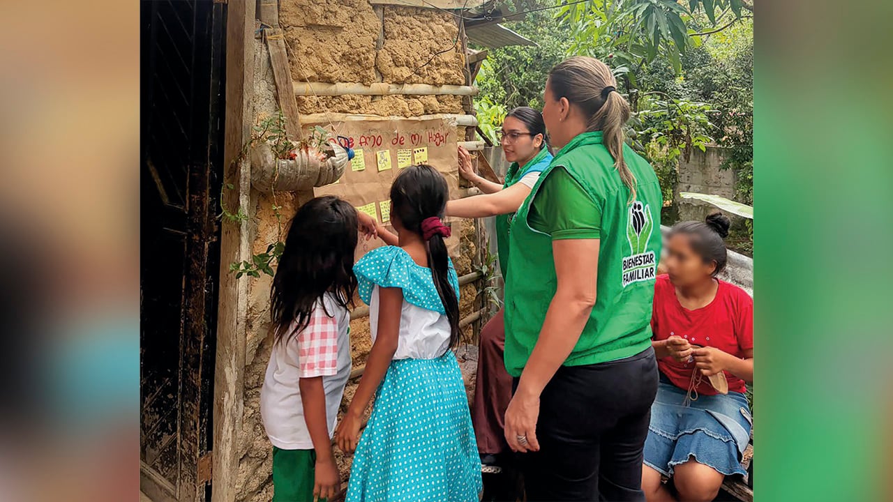 ICBF haciendo intervención con menores en alguna zona de Colombia