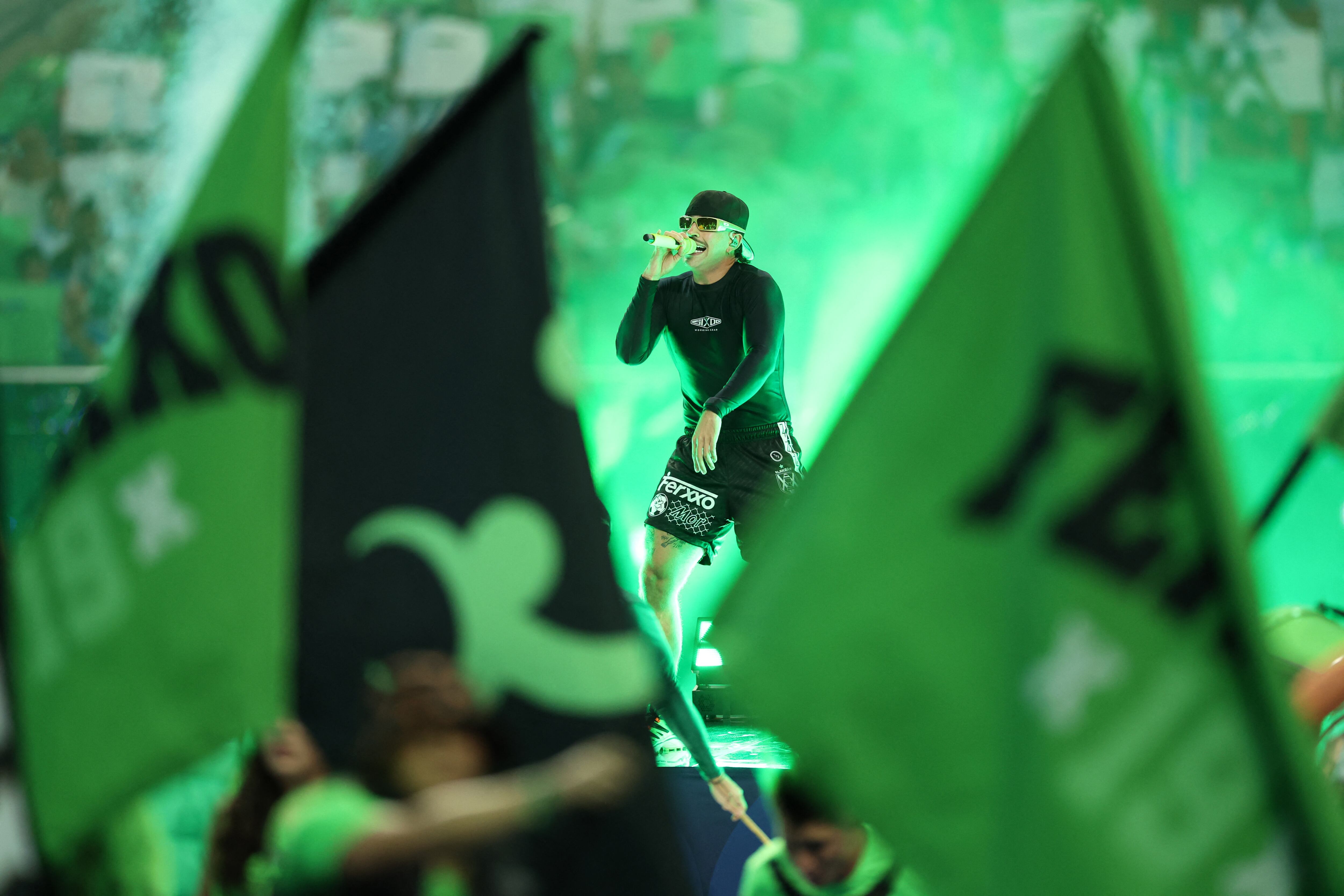 El cantante colombiano enamoró al público con su energía latina.