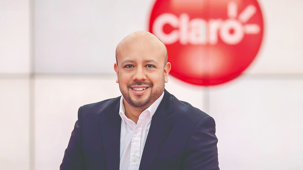 José Luis Gómez, director de
Productos Mercado Corporativo de Claro, precisa que la innovación es uno de los
primeros pasos para comenzar con la adopción de soluciones de la Cuarta Revolución Industrial.