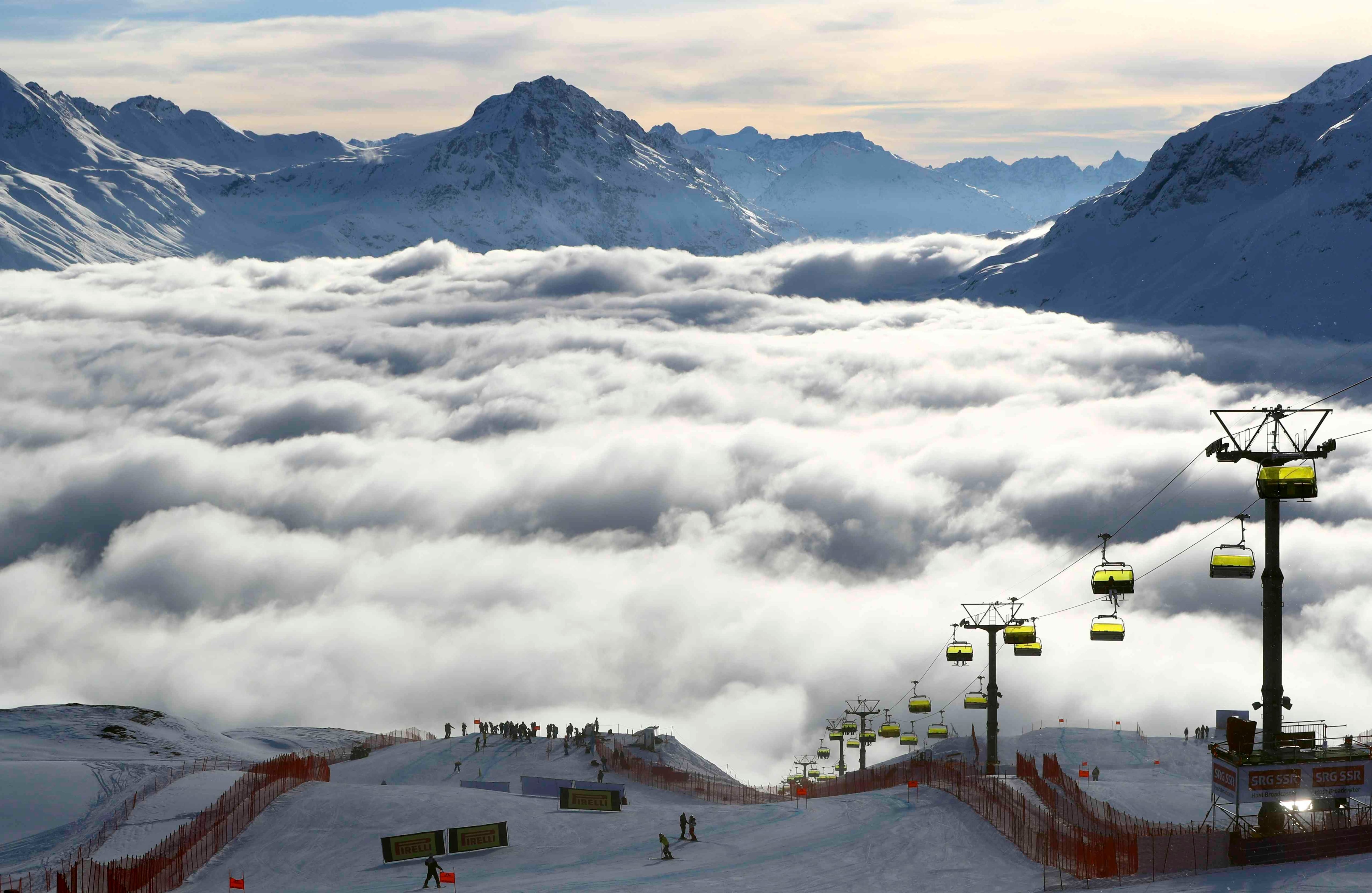 Nubes bajas manchan el horizonte durante una inspección de carrera de un descenso femenino en el Campeonato Mundial de esquí alpino, en St. Moritz, Suiza, el jueves, 9 de febrero de 2017. (AP Photo / Alessandro Trovati)