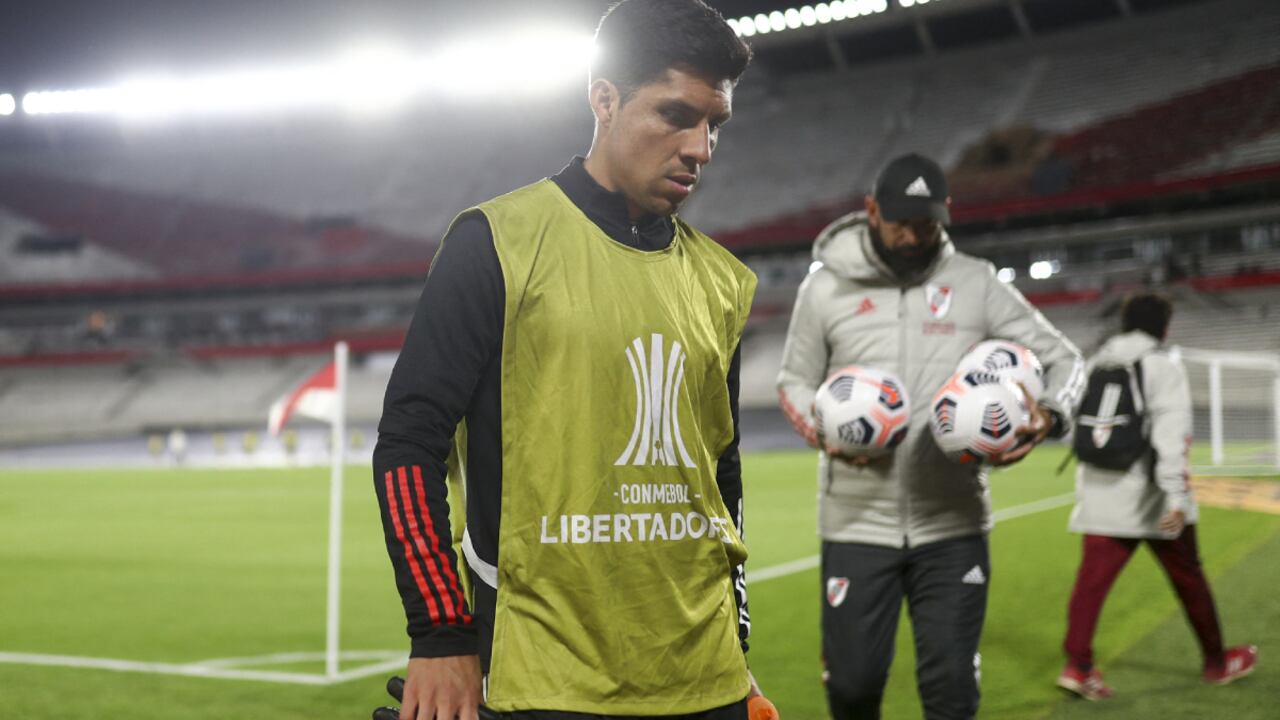 Enzo Pérez en calentamiento previo con River