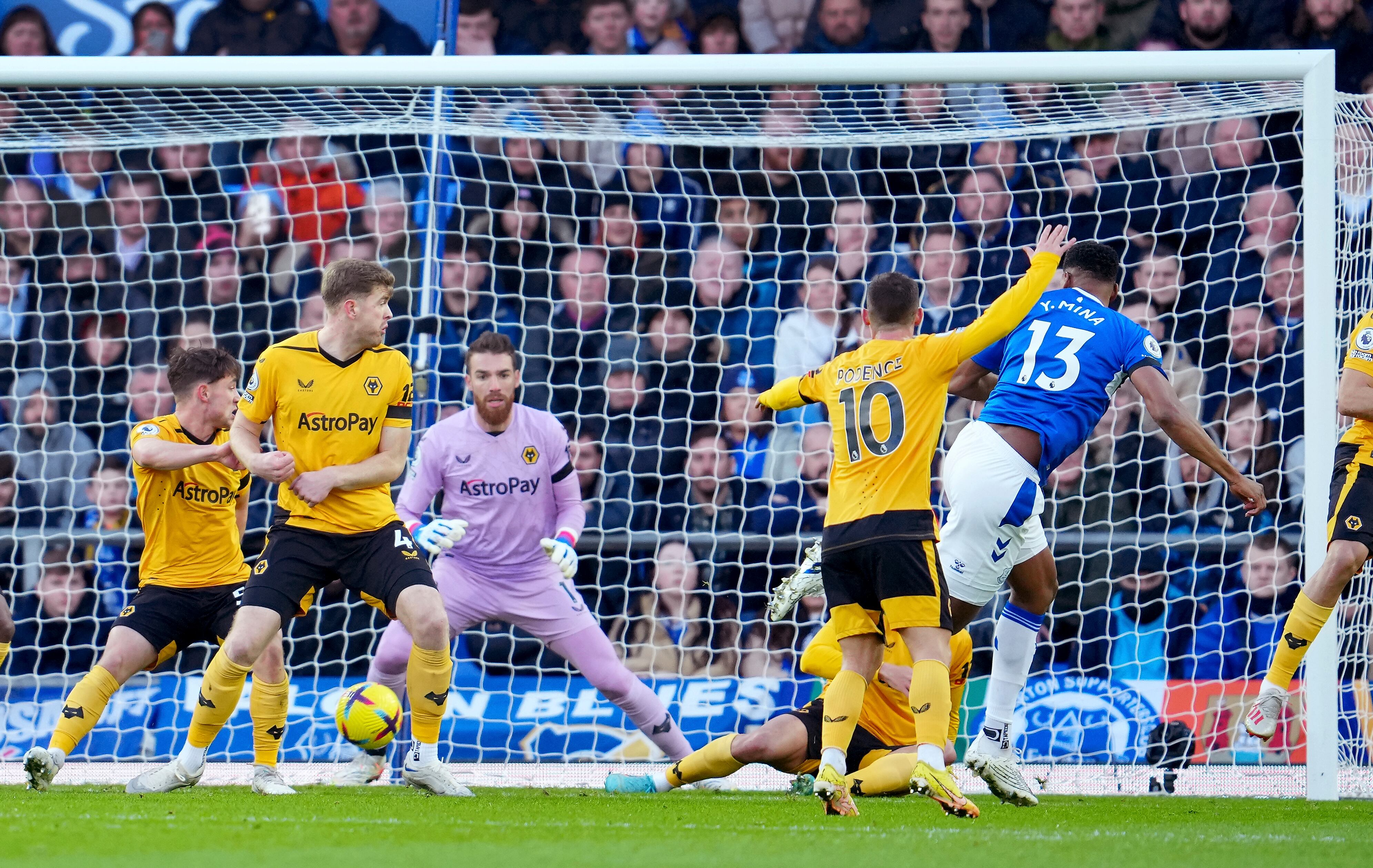 Yerry Mina en el duelo con Everton ante Wolves por Premier League.