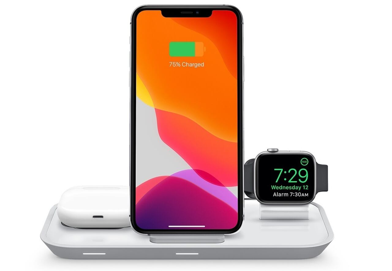 IPhone 12 con cargador MagSafe inalámbrico.