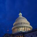La luz brilla en la cúpula del Capitolio de los Estados Unidos cuando se acerca el amanecer antes del ensayo de la toma de posesión presidencial del presidente electo Joe Biden en Washington, el lunes 18 de enero de 2021 Foto: AP / Patrick Semansky.
