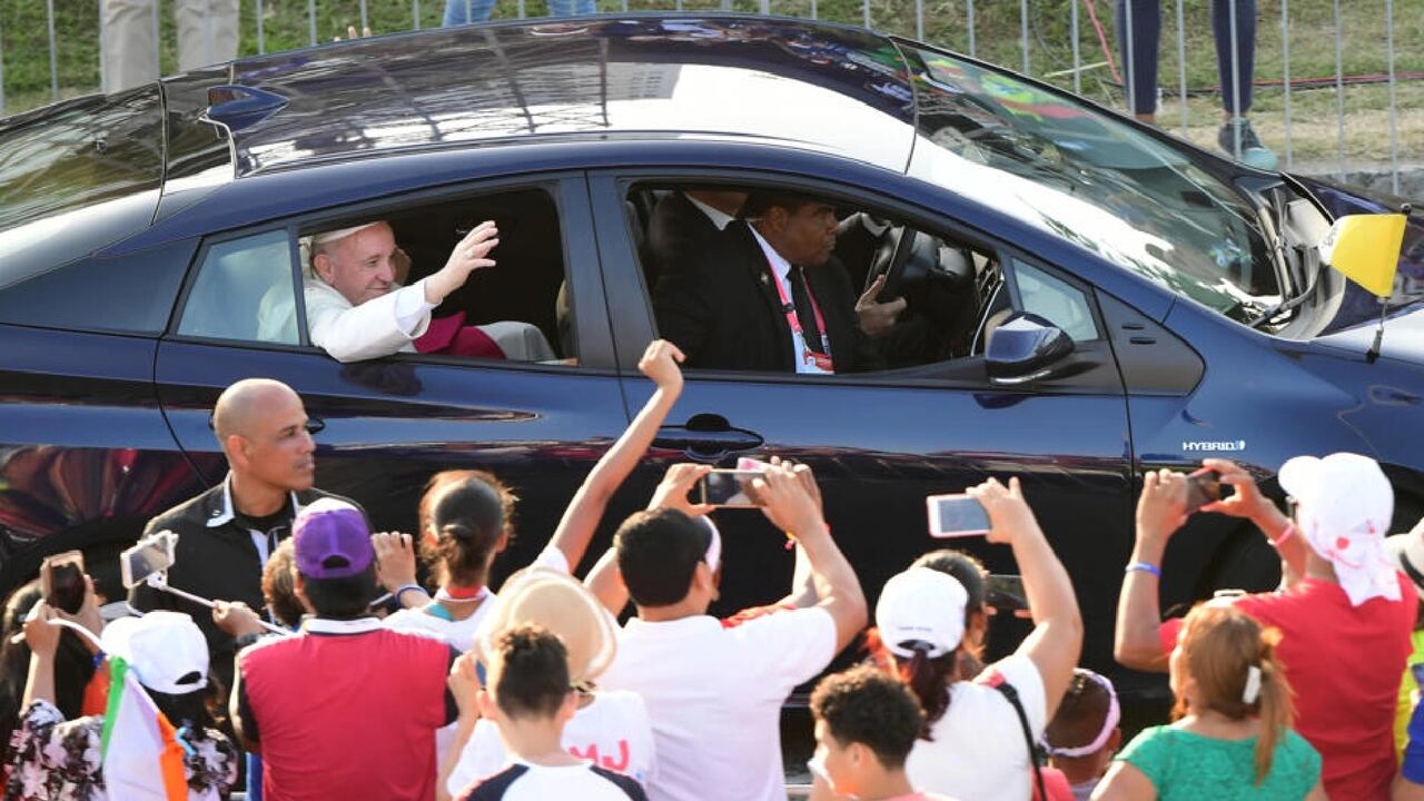 El vehículo es un Toyota Prius de color azul del año 2019 con 14.000 kilómetros de recorrido.