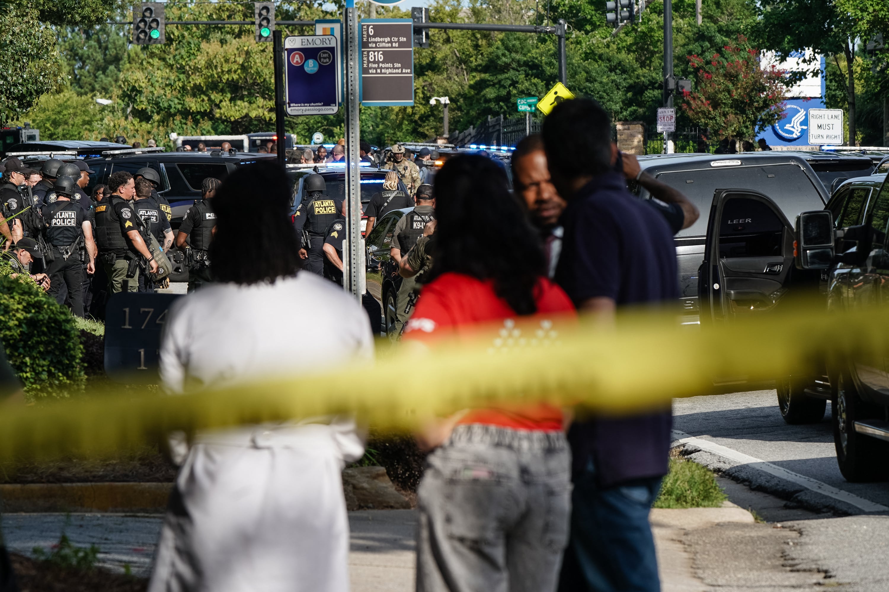 Según el Departamento de Policía de Atlanta, el sospechoso del tiroteo falleció y un agente resultó herido.