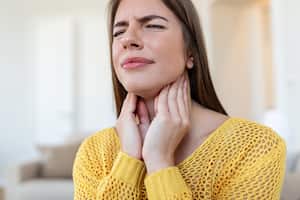 Esta afección se puede curar con gárgaras de vinagre de manzana.