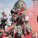 Los fanáticos del equipo inglés inundaron las calles de Paris.