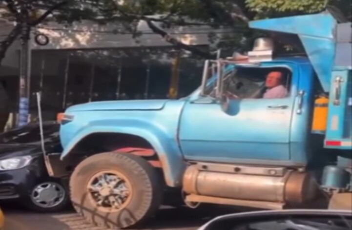 Al parecer el conductor de la volqueta no vio cuando el otro vehículo cruzó.