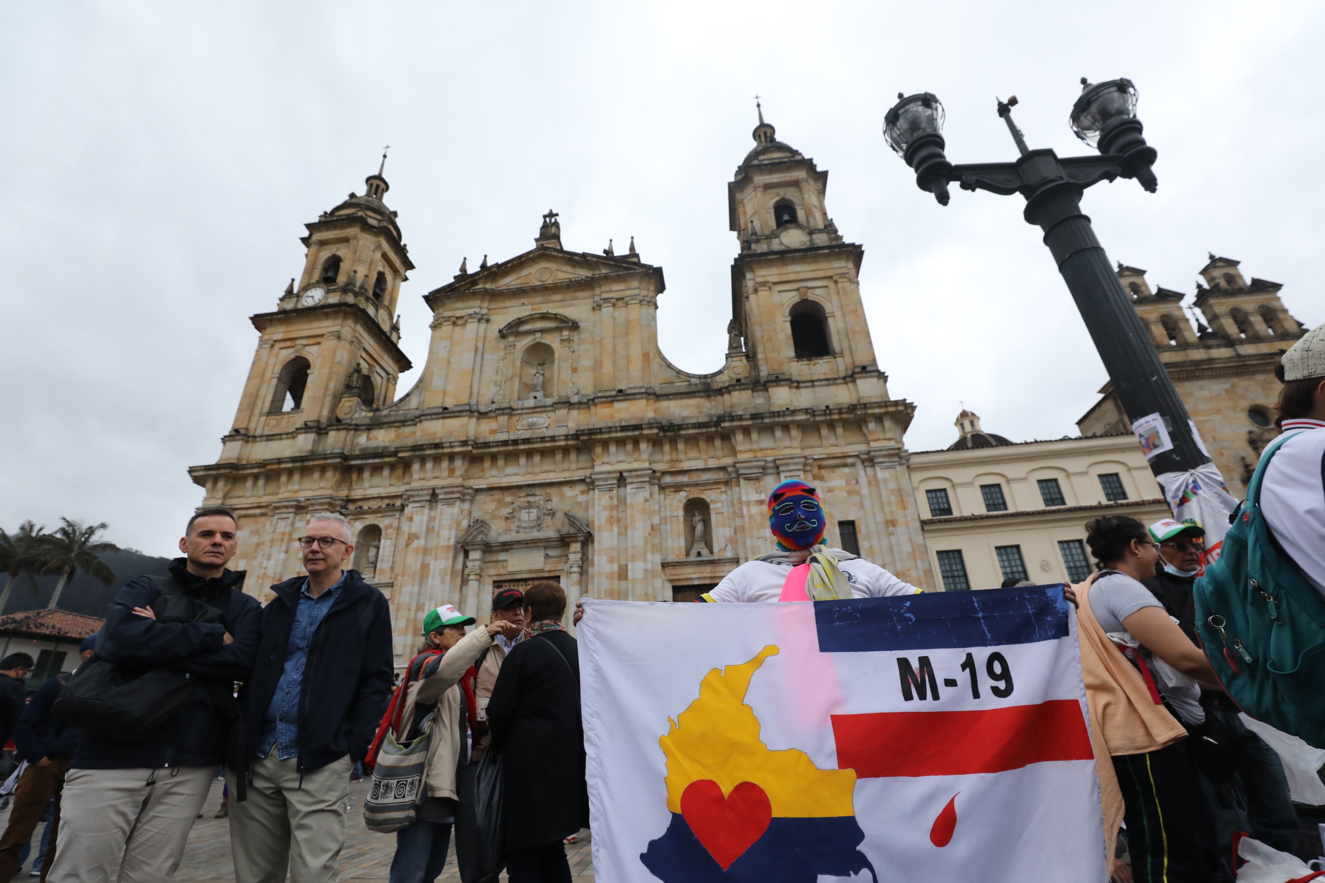 Panorámicas Plaza de Bolívar con gente esperando la Posesión del Presidente Gustavo Petro