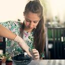 Explorar el arte de la selección de plantas y animales es esencial, ya que cada especie requiere un cuidado específico que abarca desde la iluminación adecuada hasta la temperatura y humedad ideales.