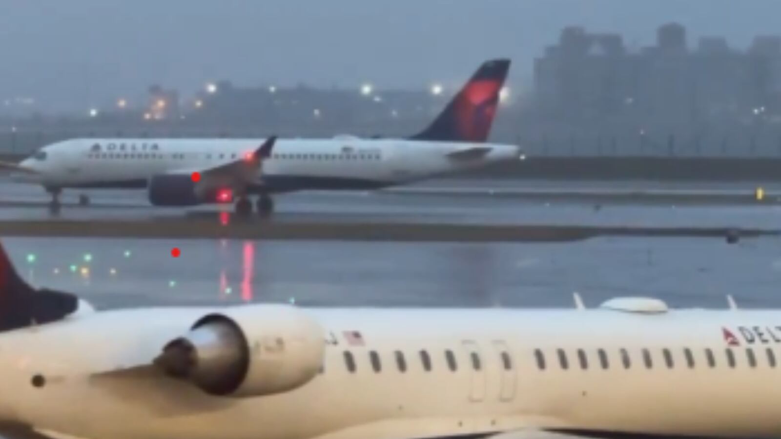 El aeropuerto LaGuardia, en Nueva York, registró retrasos en sus operaciones este viernes debido a fuertes vientos y lluvias asociadas a un sistema de tormentas que afecta al noreste de Estados Unidos.