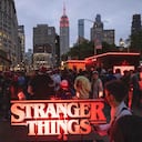 En esta foto de archivo tomada el 26 de mayo de 2022, personas asisten al evento mundial de fanáticos "Stranger Things 4" en Flatiron Plaza en Nueva York. (Foto de Yuki IWAMURA / AFP)