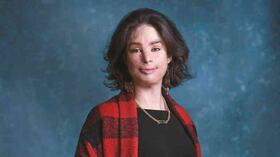 Natalia Ponce de León. En una sociedad a la que tanto le ha costado dejar el rencor, Natalia Ponce de León encarna una figura excepcional y un enorme ejemplo. Desde que el 27 de marzo de 2014 un vecino suyo le arrojó un litro de ácido, su vida se ha convertido en un testimonio de resiliencia, y las marcas en su rostro en una protesta permanente contra los violentos. Ponce de León no se sometió a la infamia del ataque. No se aisló en la soledad de un cuarto o detrás de una máscara. Esta bogotana de 35 años prefirió enfrentar el horror: reemplazó el miedo por el activismo, el liderazgo y el perdón y, así, logró superar su drama. Conocerla es advertir de inmediato su fuerza y su optimismo. Estos rasgos le han permitido agarrar la bandera de la lucha por los derechos de las víctimas de agresiones con sustancias químicas: un crimen por el cual Colombia sobresale en los más oscuros escalafones internacionales. Creó una fundación que lleva su nombre en la que asesora legalmente a otras víctimas. Promovió la Ley 1773 de 2016, que aumentó las penas a los responsables de estos ataques. Y se ha convertido en una vocera del trato digno y justo ante el sistema de salud, la Policía y el aparato judicial. Todo esto, a pesar de que ha debido someterse a más de 50 cirugías. Los tratamientos, físicos y psicológicos, la acompañan hasta hoy. Pero, sin aparente cansancio, Ponce de León sigue al frente de su causa. En julio, la cadena británica BBC le otorgó en Londres su tradicional premio Outlook Inspirations por su “rol inspirador” y su “coraje”. “Necesito salir y ayudar a mucha gente”, dijo recientemente en una entrevista. “Siento que muchos necesitan ayuda y voy a dedicarles mi vida”.