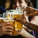 Cuando se consume alcohol con el estómago vació es posible que la persona pierda la conciencia más rápido.